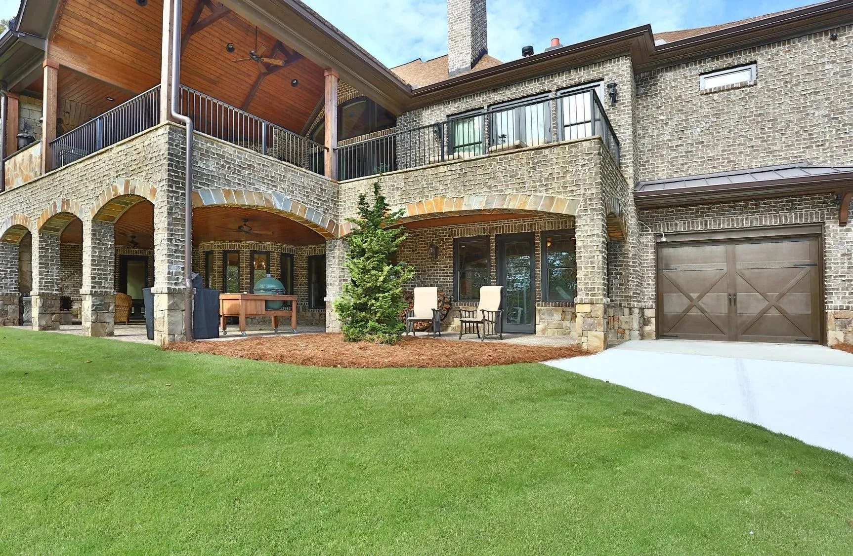 Elegant 3-Bedroom Home with Expansive Living Space