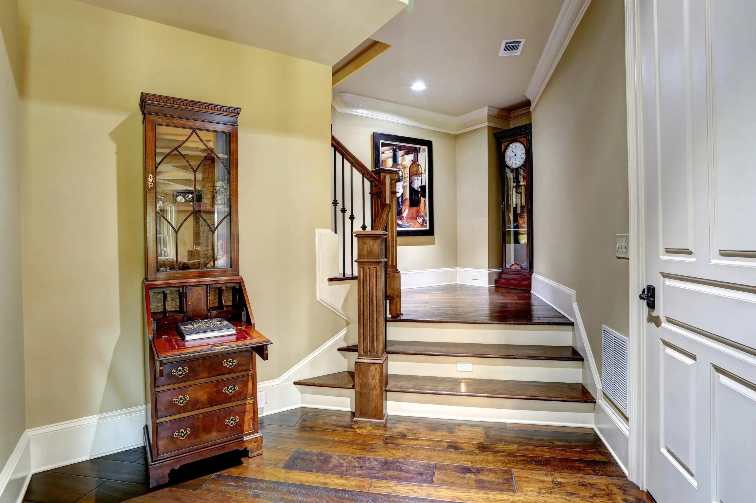 Elegant 3-Bedroom Home with Expansive Living Space