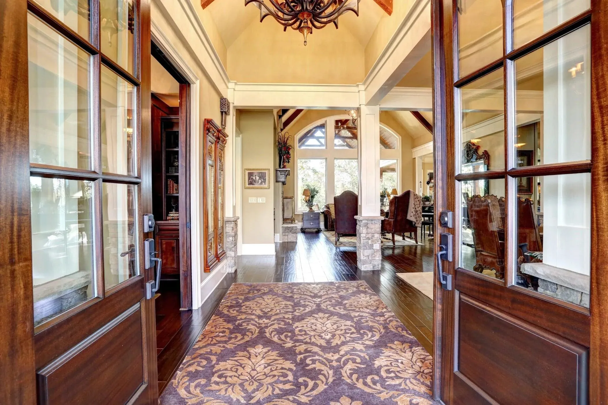 Elegant 3-Bedroom Home with Expansive Living Space