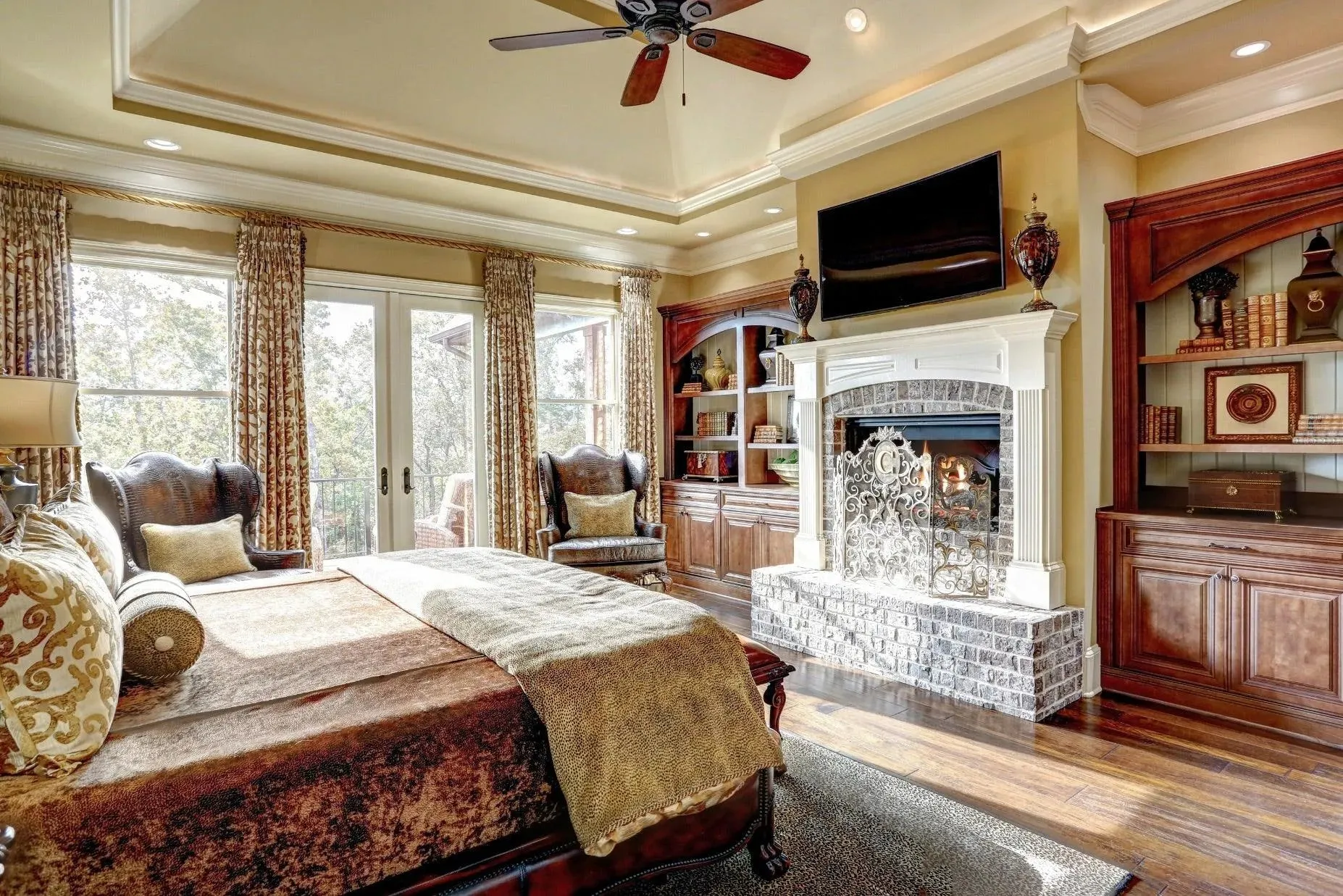 Elegant 3-Bedroom Home with Expansive Living Space