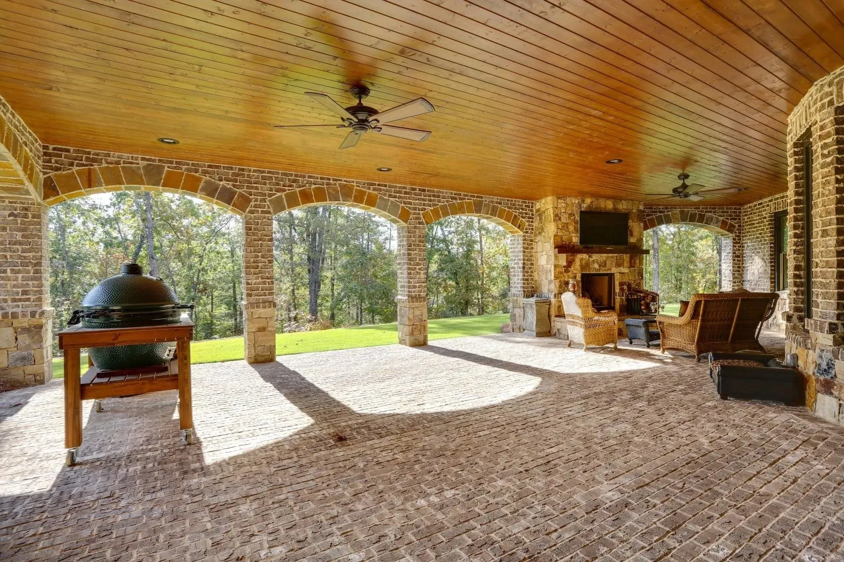 Elegant 3-Bedroom Home with Expansive Living Space