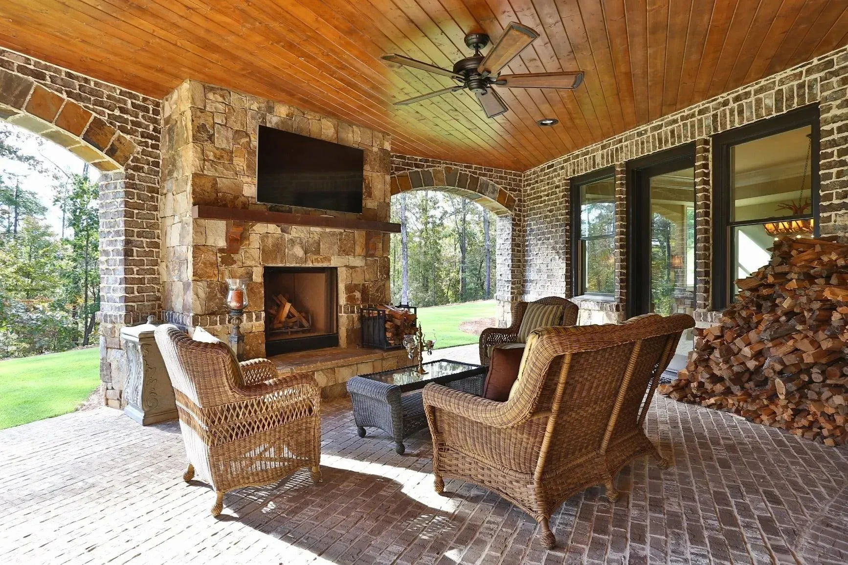 Elegant 3-Bedroom Home with Expansive Living Space