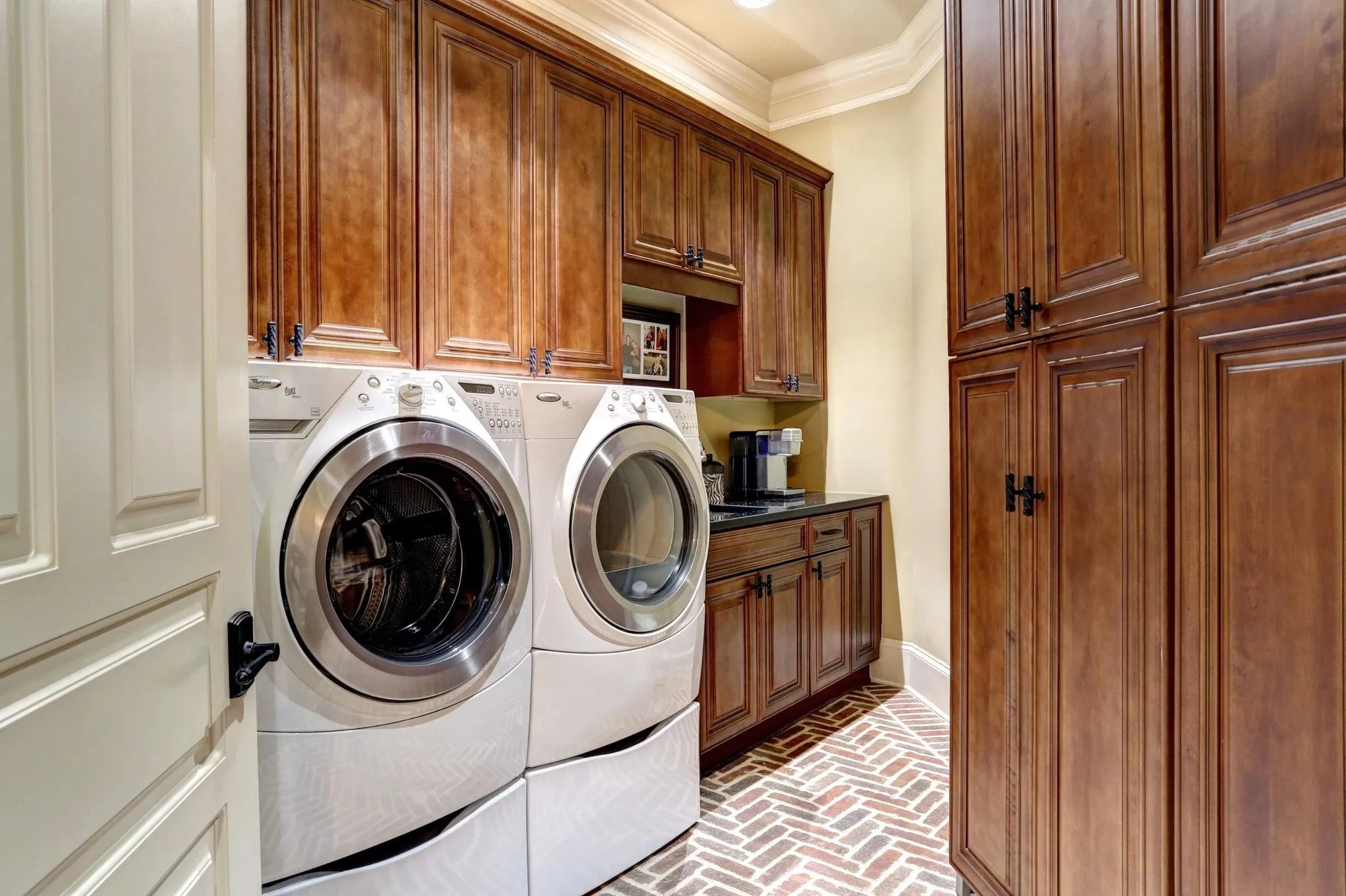 Elegant 3-Bedroom Home with Expansive Living Space