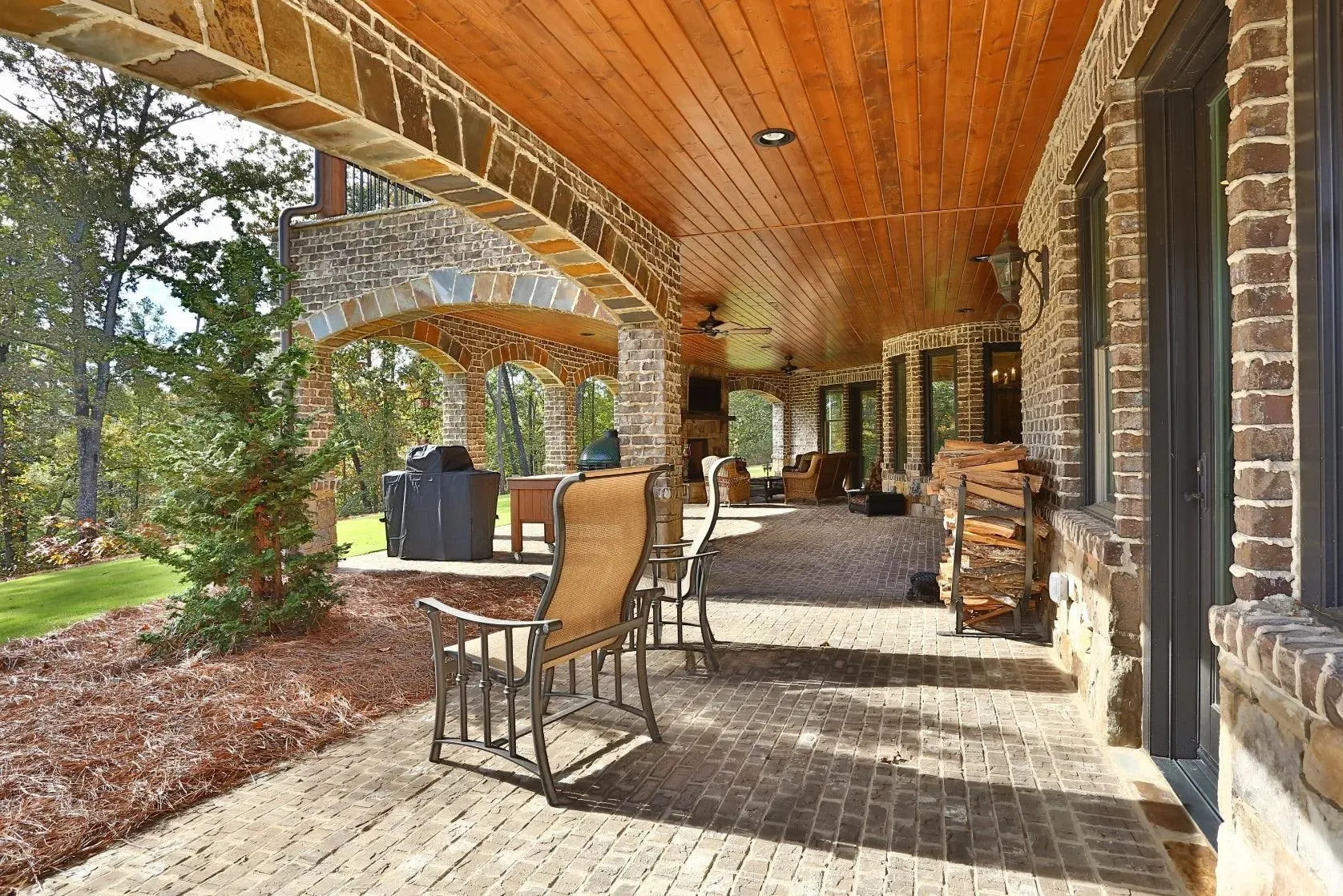 Elegant 3-Bedroom Home with Expansive Living Space