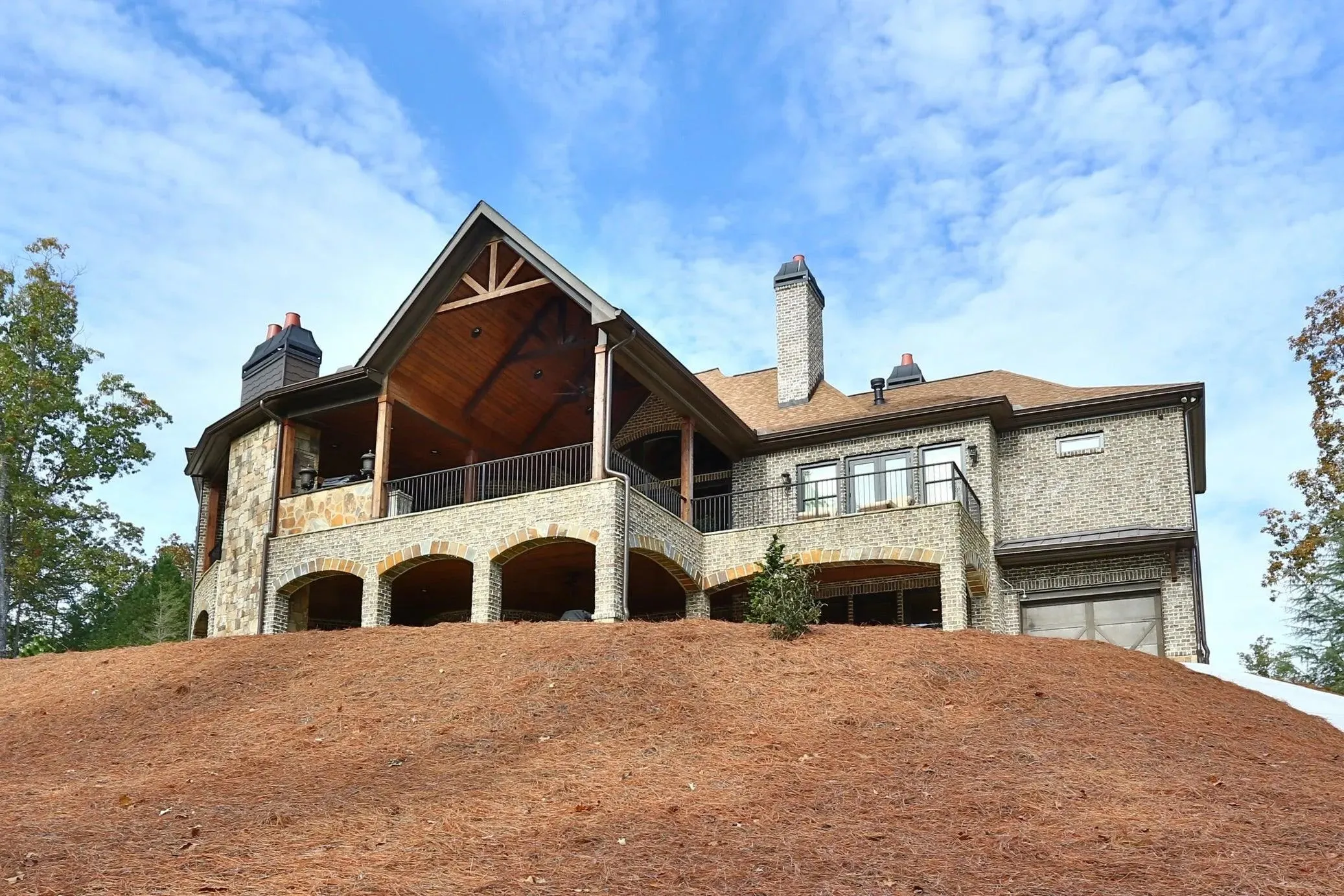 Elegant 3-Bedroom Home with Expansive Living Space